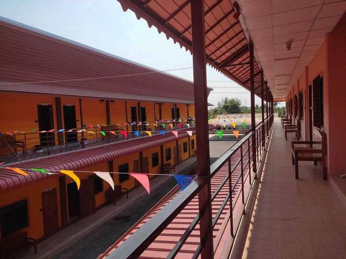 Exterior & Views 12