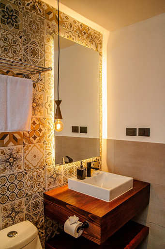 Bathroom 4, Las Camelias Inn, Antigua Guatemala