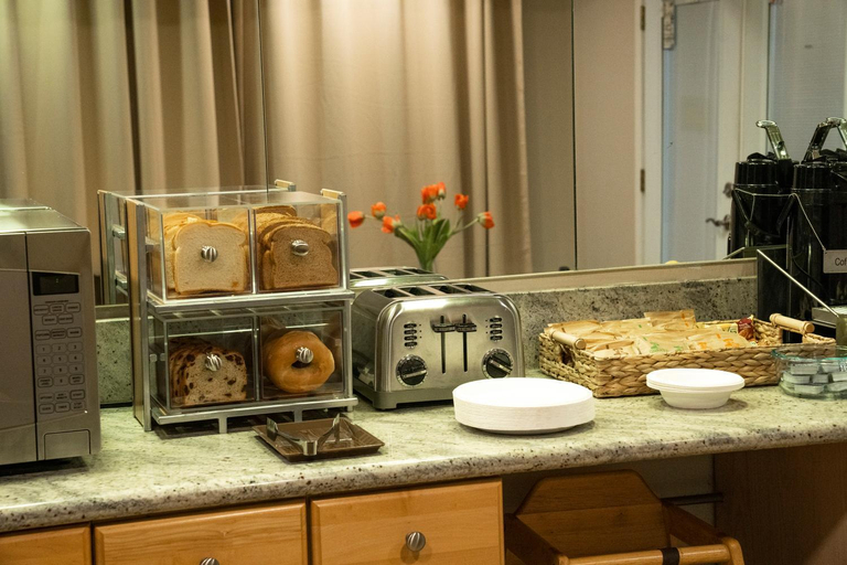 Food & Drinks 5, Americas Best Value Inn Lynnwood Seattle, Snohomish