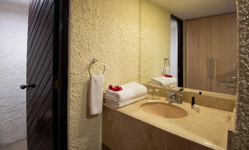 Bathroom, Cabo Blanco Hotel and Marina, Cihuatlán