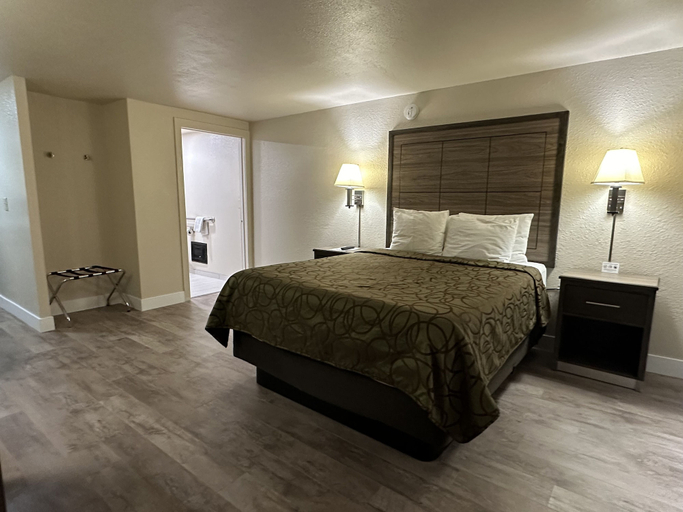 Bedroom 3, Motel In The Pines, Coconino