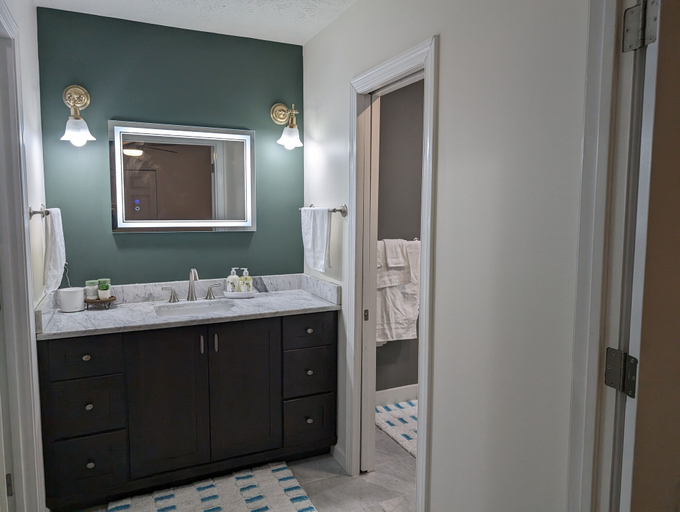 Bathroom 4, Colony Suite, Cobb