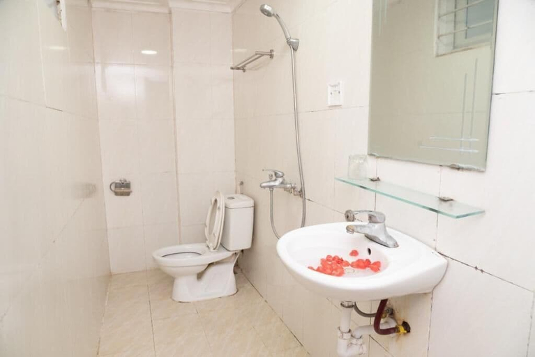 Bathroom, Phuong Dong Hotel Cau Giay -by BayLuxury, Cầu Giấy