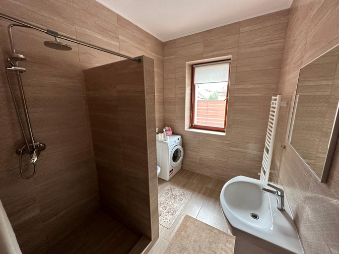 Bathroom 3, Bereg-Travel, Berehivs'kyi