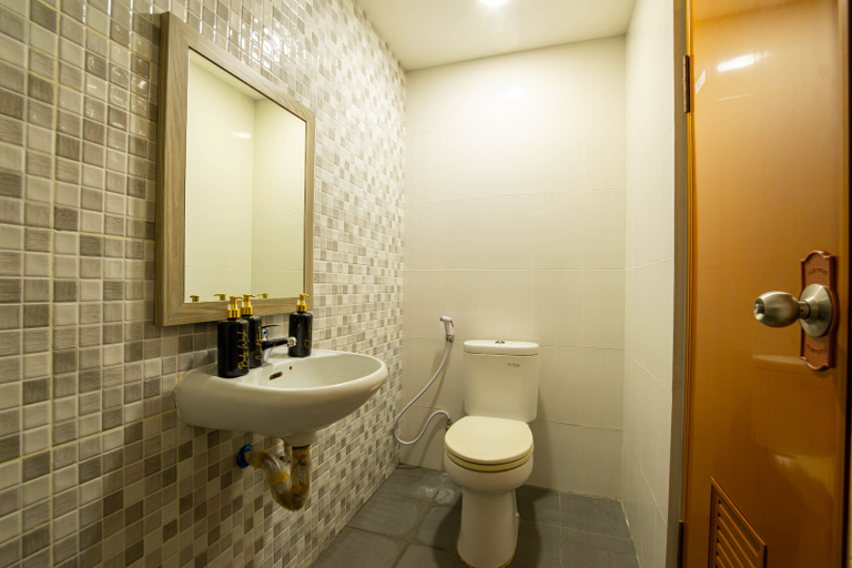 Bathroom 5, Kelowna Dwiwarna Residence, Central Jakarta