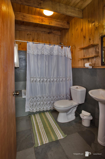 Bathroom 2, Antuquelen Lodge Cabanas, Llanquihue