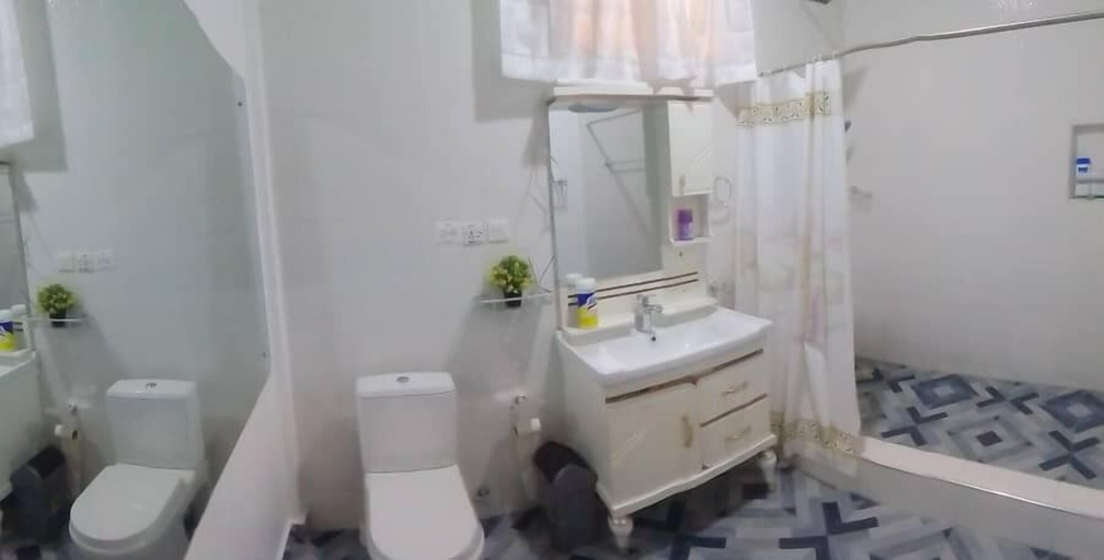 Bathroom 3, Marrets International Villa, Accra