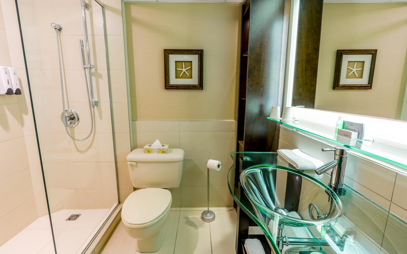 Bathroom 5, L'Hotel Quebec par JARO, Communauté-Urbaine-de-Québec