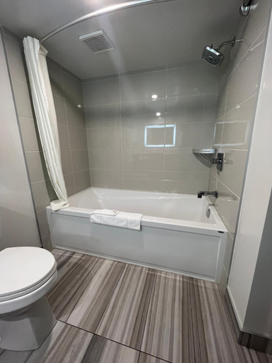 Bathroom 4, Super 8 by Wyndham Macleod Trail Calgary, Division No. 6