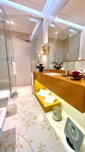 Bathroom 10