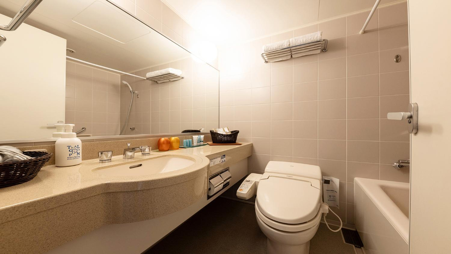 Bathroom 4, Sakuragaike Kurgarden, Nanto