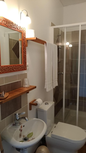 Bathroom 3, Les Grillons du Morvan, Nièvre