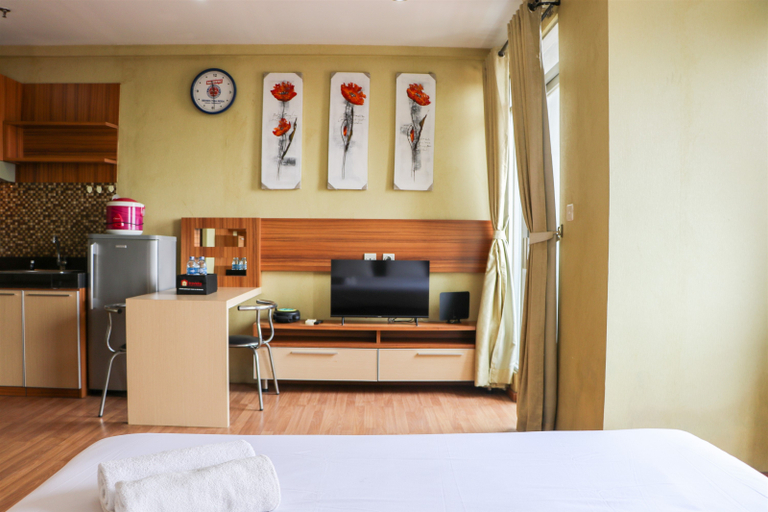 Bedroom 3, Spacious Studio The Edge Bandung Apartment By Travelio, Cimahi
