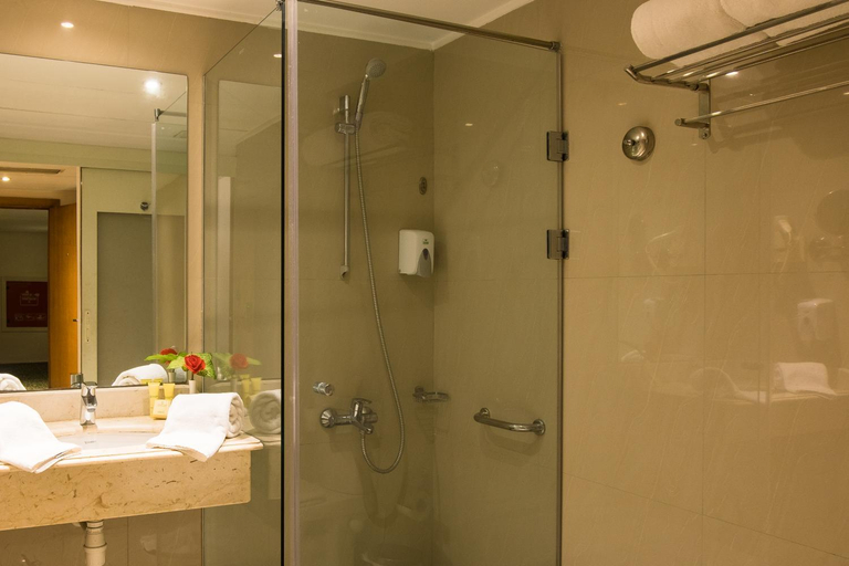 Bathroom 4, Plaza Hotel Alexandria, Alexandria