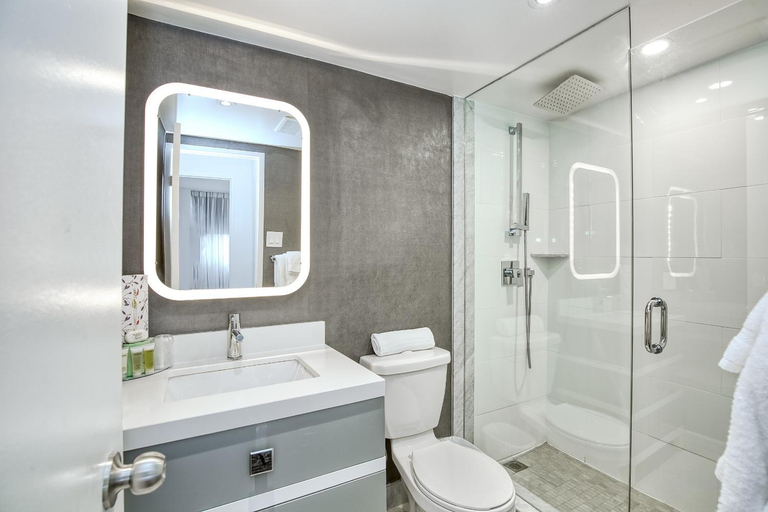 Bathroom 2, Town Inn Suites, Toronto