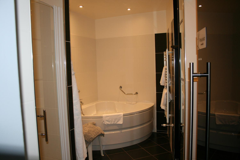 Bathroom 3, Logis Hotel Restaurant de la Paix, Hérault