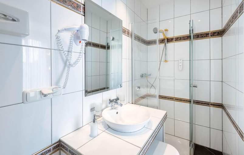 Bathroom 5, Alpha Hotel Hermann von Salza, Unstrut-Hainich-Kreis