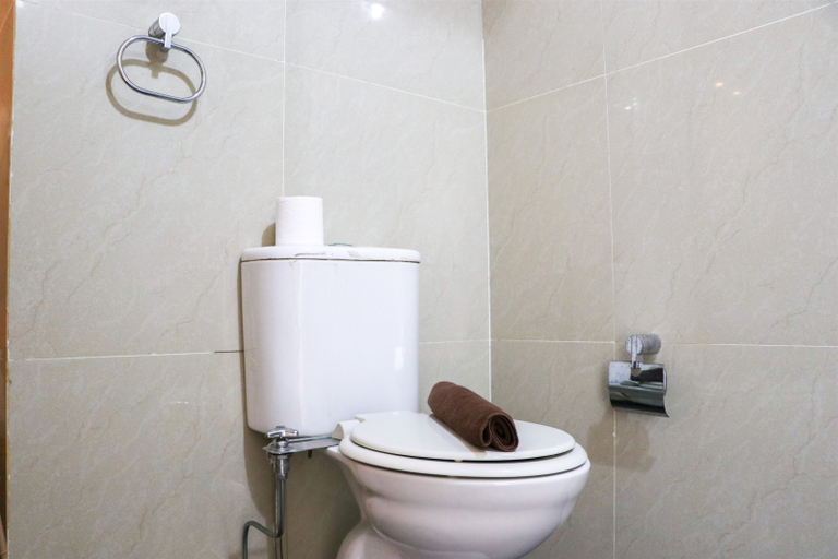Bathroom 5, Spacious Studio The Edge Bandung Apartment By Travelio, Cimahi
