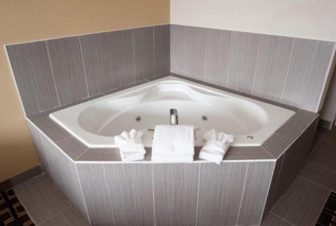 Bathroom, Western Star Inn and Suites Carlyle, Division No. 1