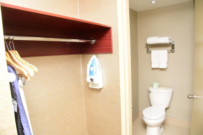 Bathroom 3, Days Inn by Wyndham Ottawa, Ottawa