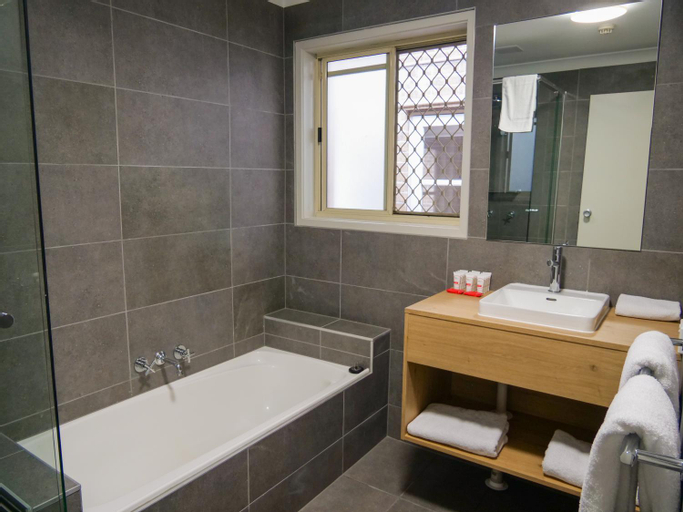 Bedroom 4, Hinterland Hotel Nerang, Gold Coast
