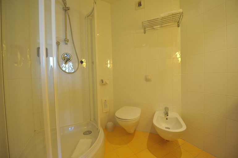 Bathroom 10