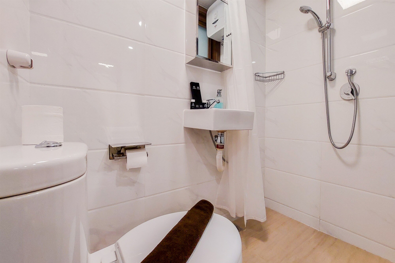 Bathroom 5, Elegant Studio at Sky House BSD Apartment near AEON Mall By Travelio, Tangerang Selatan