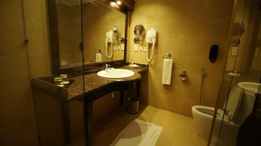 Bathroom 4, Faletti's Hotel Lahore, Lahore