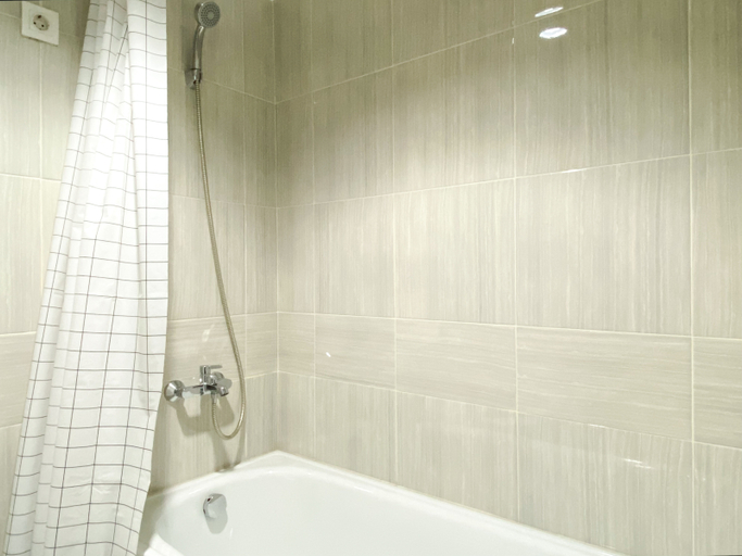 Bathroom 5, Relaxing Studio at Vasanta Innopark Apartment By Travelio, Cikarang