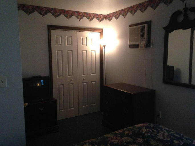 Bedroom 2, Fred's Inn Restaurant & Lodging, Chenango