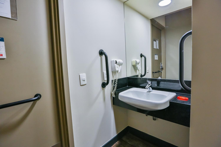 Bathroom 5, ibis Sao Paulo Morumbi, São Paulo