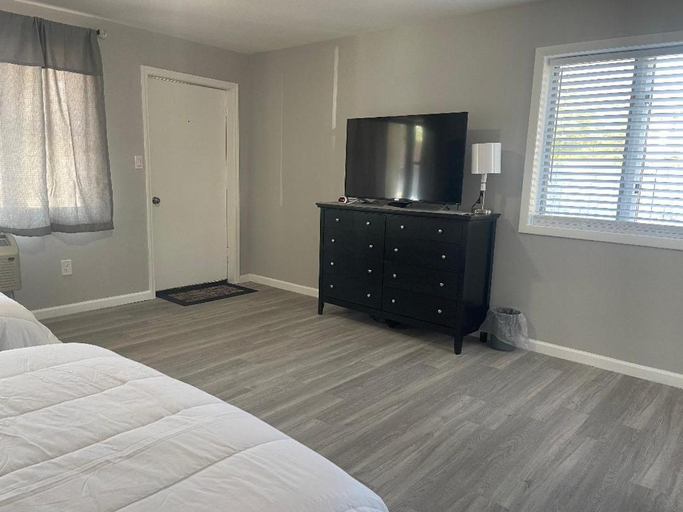 Bedroom, Point Pleasant Inn, Ocean