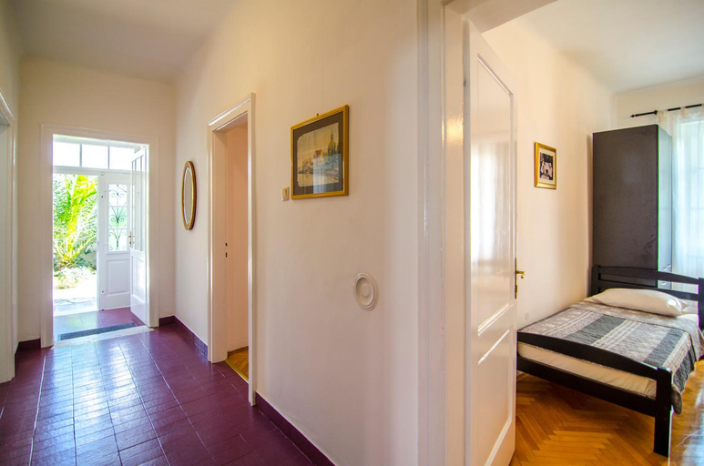 Others 5, Villa Martinis, Split