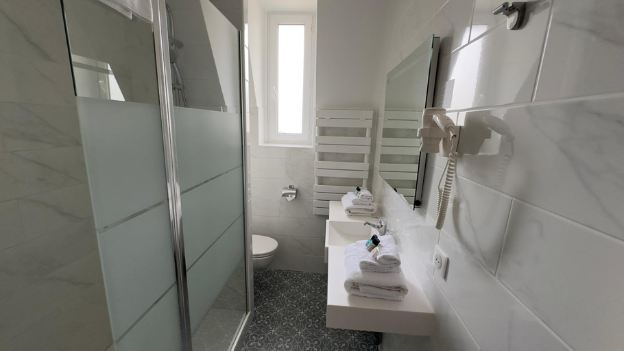 Bathroom 4, Grand Hotel de L'Esperance, Calvados