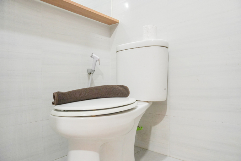 Bathroom 5, Relaxing and Comfy Studio Sunter Park View Apartment By Travelio, North Jakarta