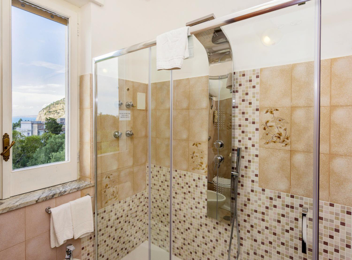 Bathroom 4, Sisters' Hotel, Napoli