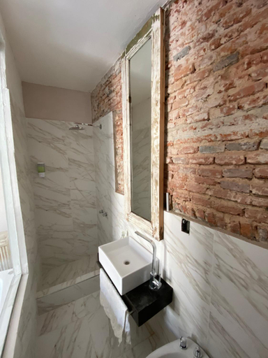 Bathroom 2, Bardot Hostel, Paraná