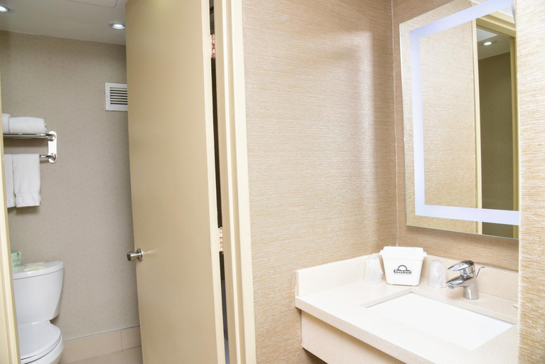 Bathroom 4, Days Inn by Wyndham Ottawa, Ottawa