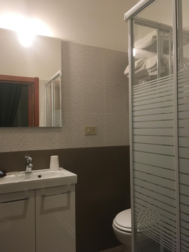 Bathroom 4, Albergo Glory, Savona