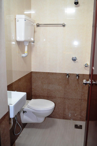 Bathroom 4, Hotel Prathiba Heritage, Thiruvananthapuram
