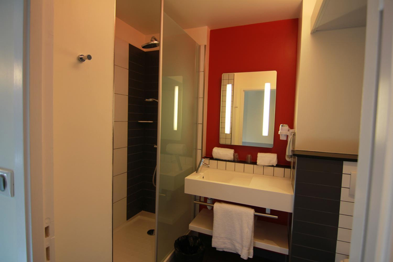 Bathroom 5, ibis Styles Flers, Orne
