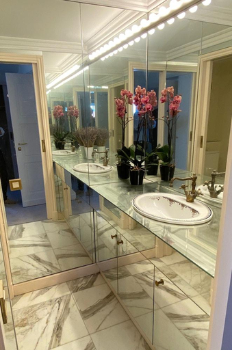 Bathroom 4, Résidence Carlton, Alpes-Maritimes
