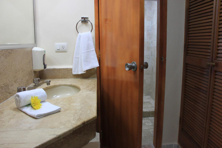 Bathroom 4, Coral Ixtapa, José Azueta