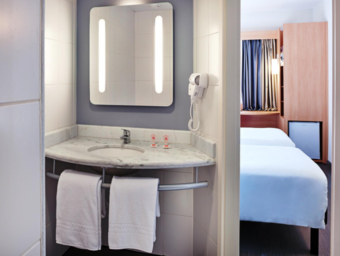 Bathroom 4, ibis Londrina Shopping, Londrina