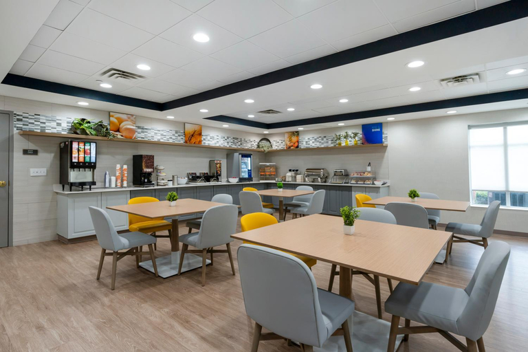 Food & Drinks 5, Comfort Inn & Suites Hampton near Coliseum, Hampton