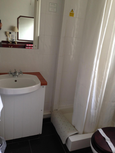 Bathroom 3, The Broadway Hotel and Carvery, Hertfordshire