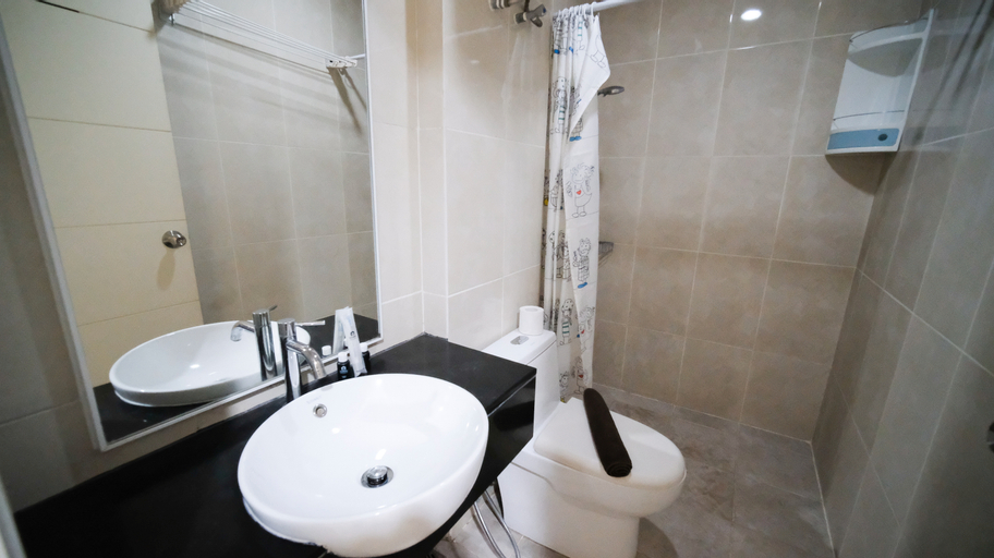 Bathroom 2, Best Location and Tidy 2BR Apartment at Trillium Residence By Travelio, Surabaya