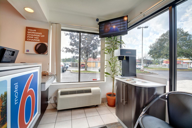 Public Area 2, Motel 6 Southington, CT - Hartford, Hartford