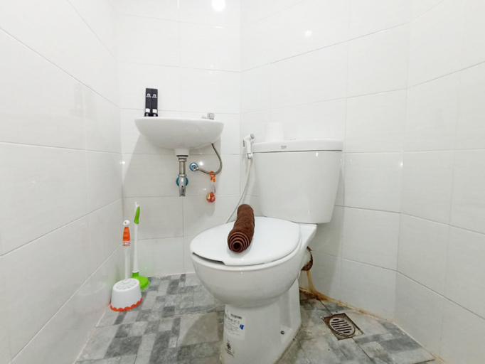 Bathroom 5, Homey and Cozy Living Studio Amartha View Apartment By Travelio, Semarang