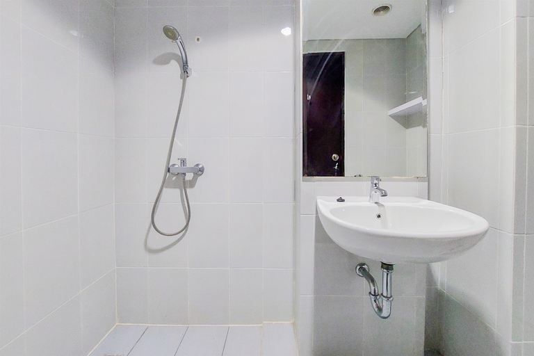 Bathroom 5, Comfort Living and High Floor Studio Casa de Parco Apartment By Travelio, Tangerang